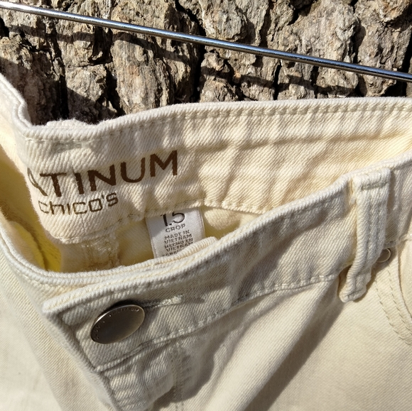 ⬇️ Price Drop!⬇️Chico's Platinum Denim Capri in size 1.5 - Picture 3 of 4